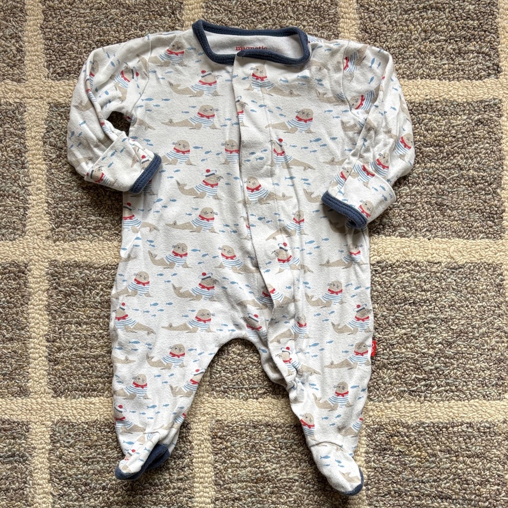 MAGNETIC ME | SEAL PATTERN FOOTIE